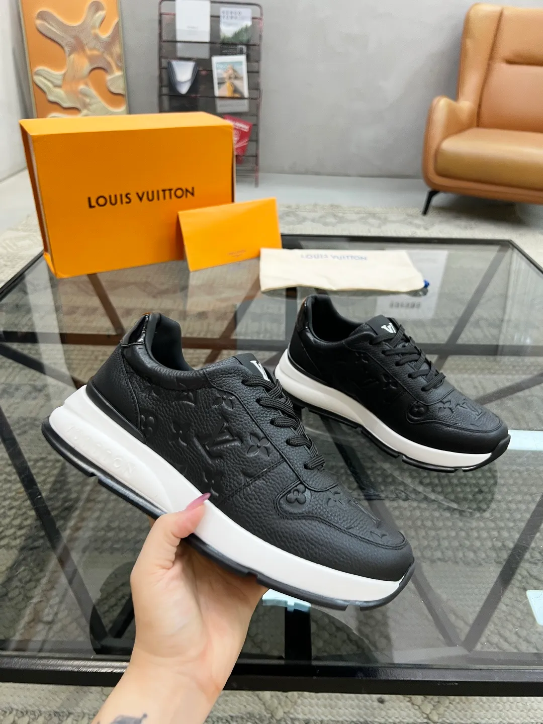 Factory price: 480💰LV🔍Top purchasing agent🇮🇹 Road Street God's new sneakers are coming and are available at counters simultaneously. Original factory configuration, original cowhide fabric imported from Italy, high-quality embossed splicing complex process, sports trendy person, imported water-dyed sheepskin lining, soles: Wang Yuan factory specially provides original soles, super comfortable, original factory single goods 🔍🔍High quality, you can enter and leave the counter at will, welcome to compare and synchronize with the counter, code number 38-44, customized 45